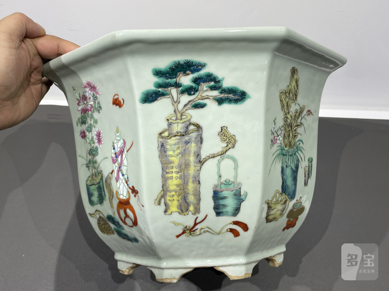 清乾隆 粉彩博古花卉花盆一对（带花几） - 图5